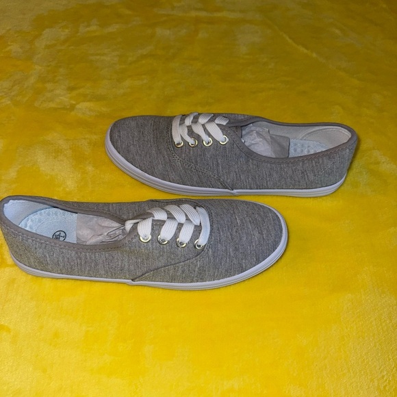Stylish Gray Women's Sneakers - Picture 3 of 5